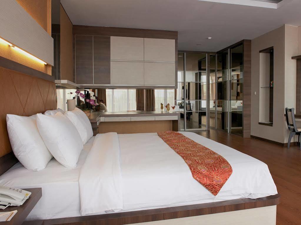Winstar Hotel Pekanbaru Exterior photo